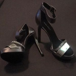 Nice.Never worn Nine West Silver w/glitter strap